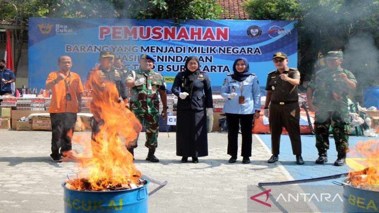 Kepala Kantor Bea dan Pajak Surakarta Yetty Yulianty (tengah) memimpin pemusnahan barang ilegal dengan cara dibakar di halaman Kantor Pajak Surakarta, Jawa Tengah, Selasa, (22/11/2022). (ANTARA/Ambang Batas Marwoto Ganda)