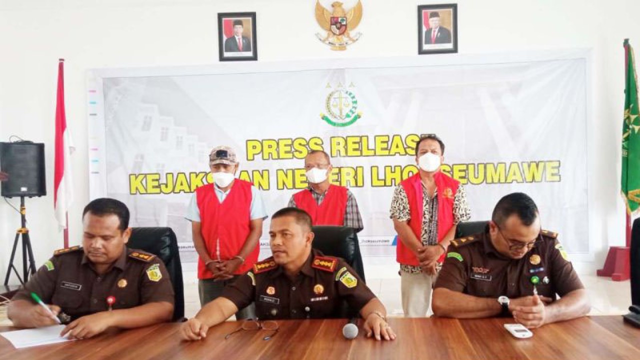 Kejari Lhokseumawe menyampaikan penahanan tersangka tindak pidana korupsi proyek revitalisasi pasar rakyat dengan nilai kontrak Rp5,6 miliar, di Lhokseumawe, Aceh, Rabu (19/10/2022). ANTARA/Dedy Syahputra