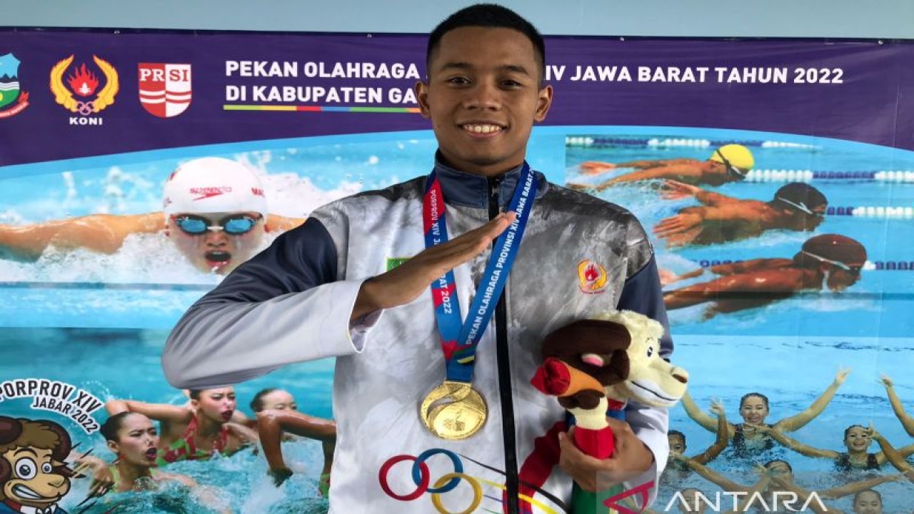 Perenang Kabupaten Bekasi Aflah Fadlan Prawira kembali menyumbangkan medali emas Pekan Olahraga Provinsi XIV Jawa Barat 2022 saat berlaga di Gedung Aquatik Adiwijaya Kabupaten Garut, Selasa. (ANTARA/Pradita Kurniawan Syah).