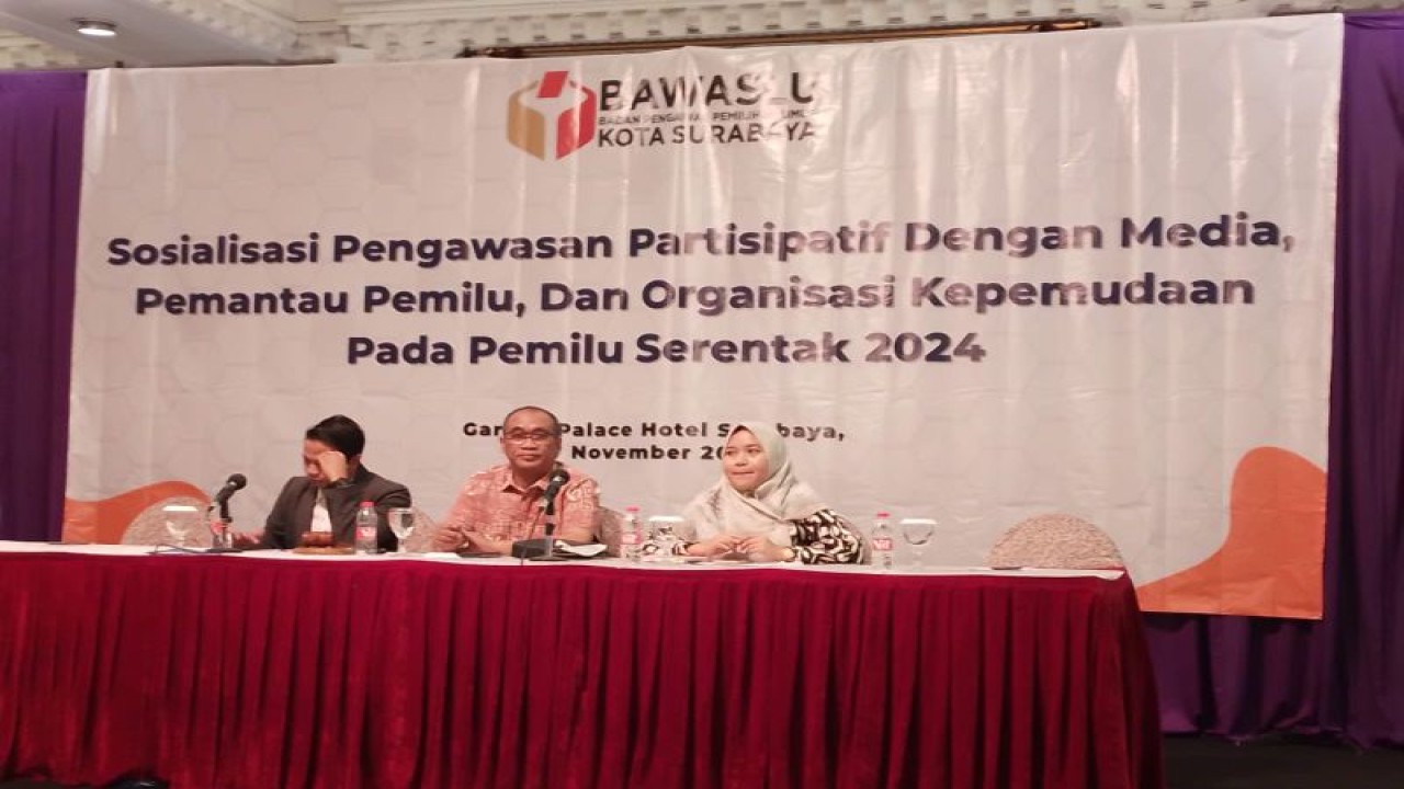 Ketua Bawaslu Surabaya Agil Akbar dan Sekretaris Persatuan Wartawan Indonesia Jawa Timur Eko Pamuji di acara Sosialisasi Pengawasan Partisipatif Dengan Media, Pemantau Pemilu dan Organisasi Kepemudaan Pada Pemilu 2024 di Surabaya, Kamis (17/11/2022).  (ANTARA/HO-Bawaslu Surabaya)