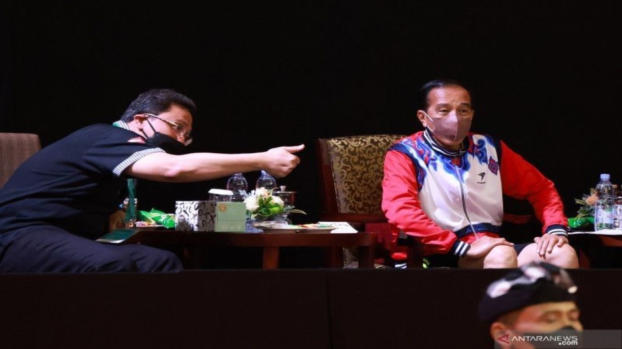 Arsip - Presiden Joko Widodo (kanan) berbincang dengan Ketua Umum PP PBSI Agung Firman Sampurna saat menyaksikan kejuaraan BWF World Tour Finals di Nusa Dua, Bali, Kamis (2/12/2021). (ANTARA FOTO/HO/HUMAS PP PBSI/wpa/foc.)