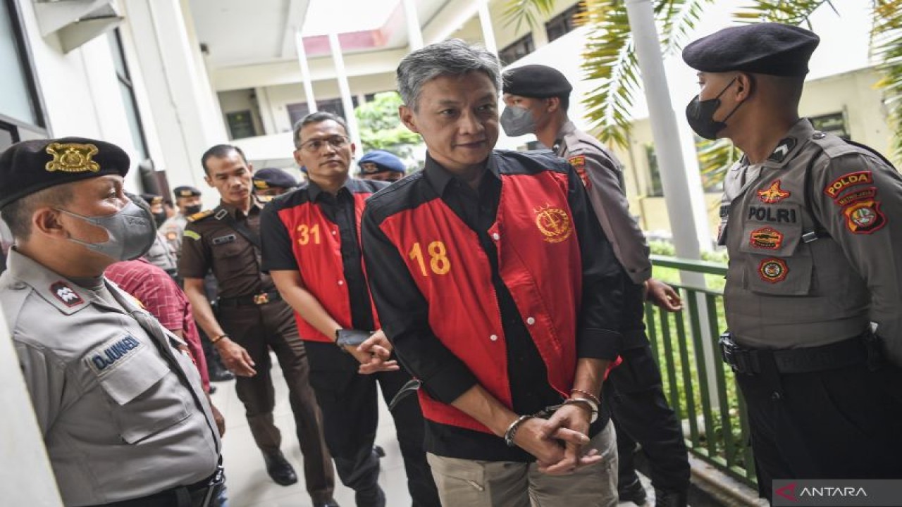 Terdakwa kasus merintangi penyidikan atau 'obstruction of justice' pembunuhan berencana terhadap Brigadir Nopriansyah Yosua Hutabarat (Brigadir J), Agus Nurpatria (tengah) dan Hendra Kurniawan (kedua kanan) berjalan meninggalkan ruangan saat jeda sidang di Pengadilan Negeri Jakarta Selatan, Kamis (27/10/2022). ANTARA FOTO/M Risyal Hidayat/rwa.