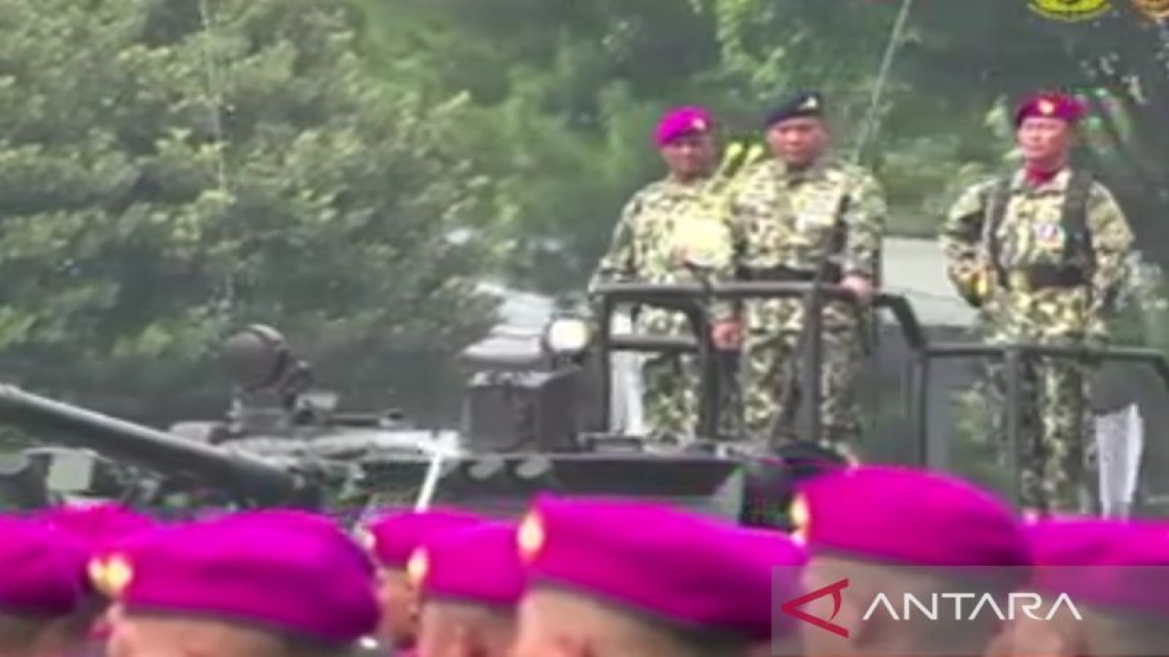 Tangkapan layar Wakasal Laksamana Madya TNI Ahmadi Heri Purwono saat mengecek pasukan dengan menggunakan tank BMP-3F pada upacara peringatan HUT ke-77 Korps Marinir di Sarang Petarung Marinir, Cilandak, Jakarta, Selasa (15/11/2022). ANTARA/Syaiful Hakim