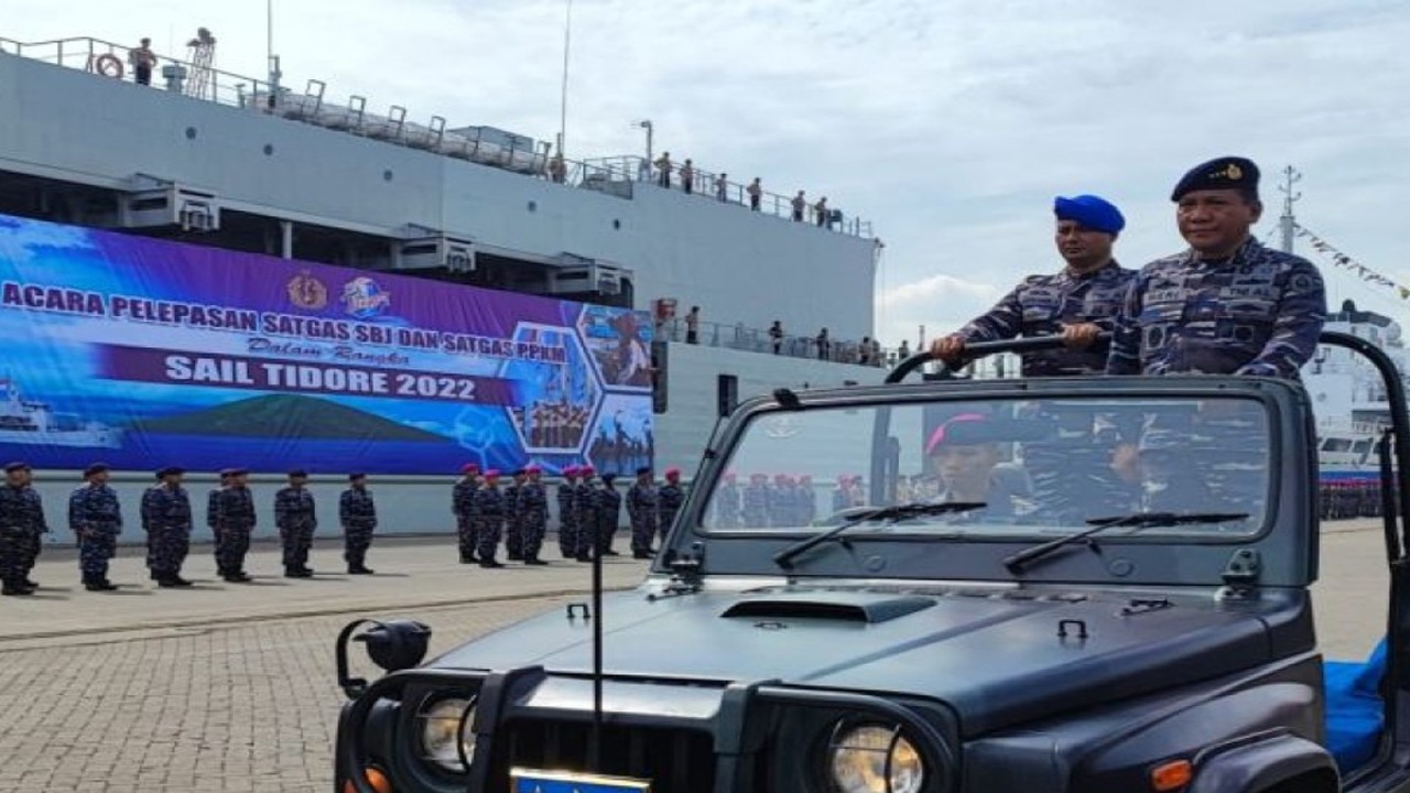 Wakasal Laksamana Madya TNI Ahmadi Heri Purwono saat mengecek pasukan dalam upacara pelepasan keberangkatan Satgas Surya Baskara Jaya (SBJ) dan Pelayaran Pembinaan Karakter Maritim (PPKM) dengan menggunakan KRI Teluk Palu-523 ke Pulau Tidore di Dermaga JICT II, Tanjung Priok, Jakarta Utara, Rabu (16-11-2022). ANTARA/Syaiful Hakim