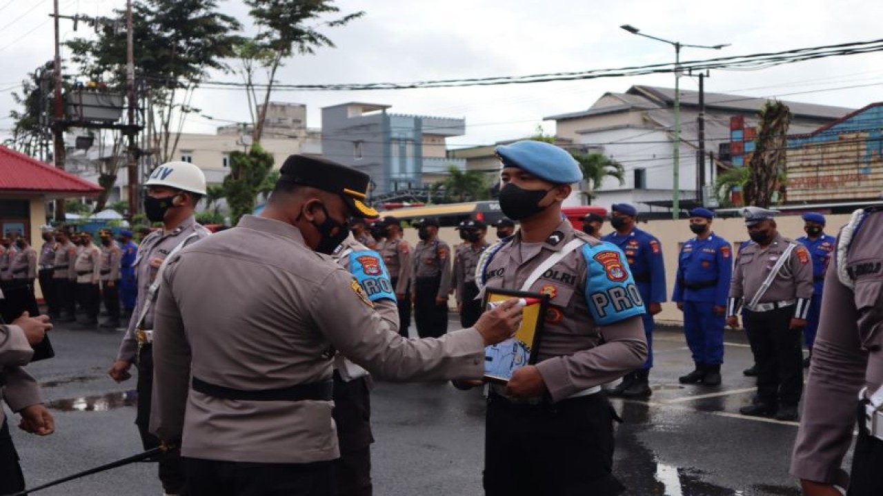 Kepala Polres Tarakan, AKBP Taufik Nurmandia, di Markas Polres Tarakan, Kamis, saat memimpin upacara pemecatan terhadap dua anggotanya. ANTARA/HO-Humas Polres Tarakan