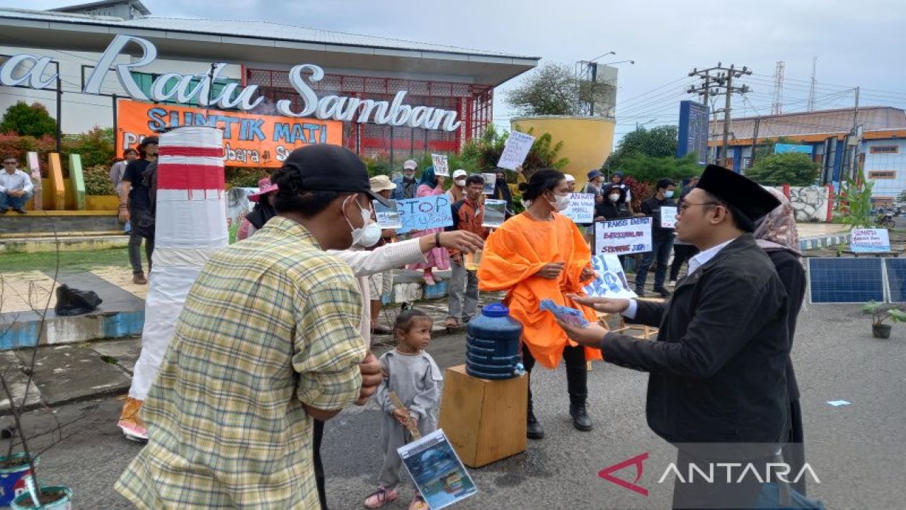 Aksi teatrikal yang dilakukan oleh aktivis Kanopi HIjau Indonesia dan masyarakat Bengkulu guna mendukung pemerintah mempercepat transisi energi di Bengkulu, Senin (21/11/2022). FOTO ANTARA/Anggi Mayasari