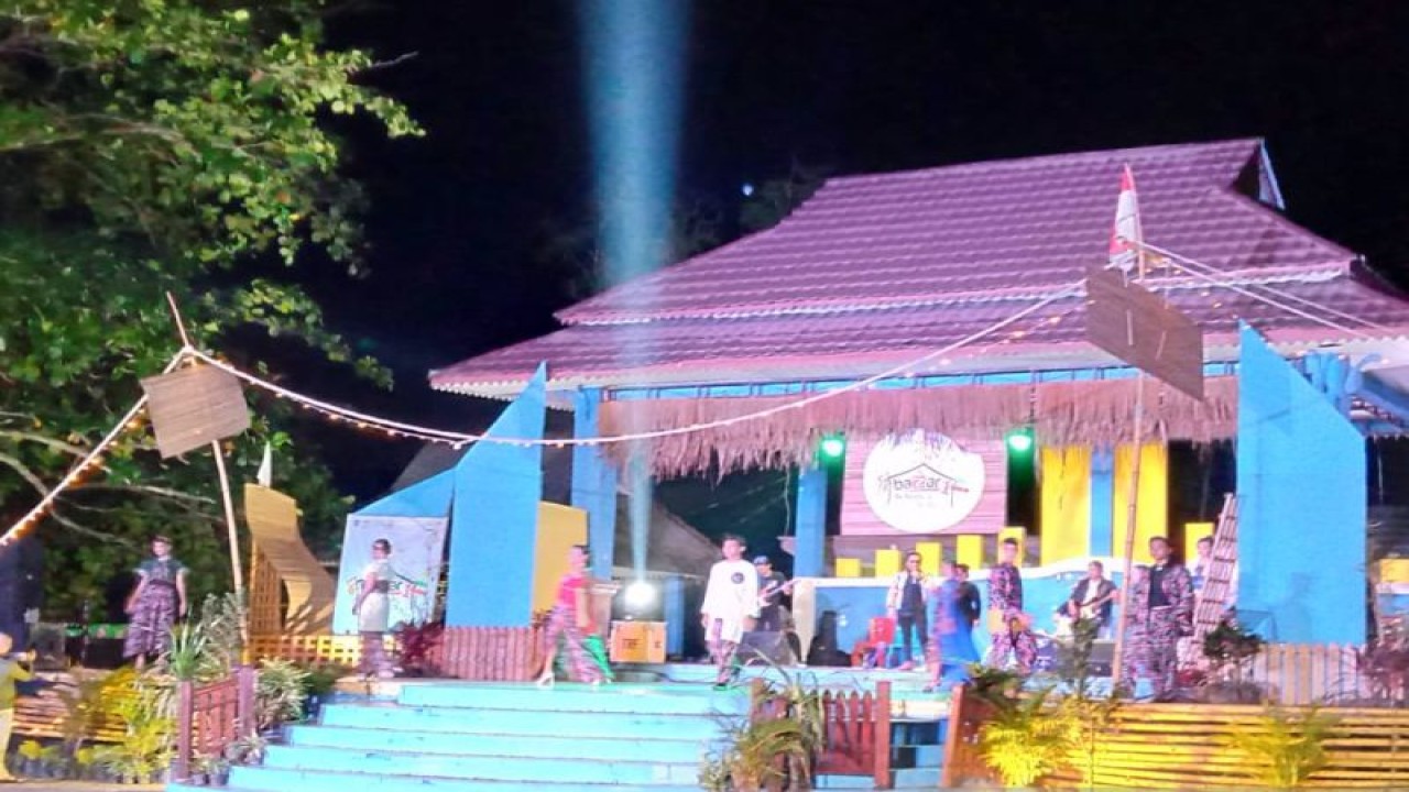 Aktivitas malam di Bazar Belitung Kreatif I Tahun 2022 (ANTARA/Kasmono)