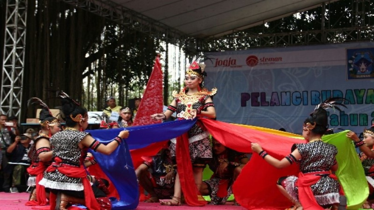 alah satu penampilan kelompok seni budaya pada pawai Pelangi Budaya Bumi Merapi 2018 di komplek Pemkab Sleman.(Foto Humas Sleman) (Antara) (Antara/)