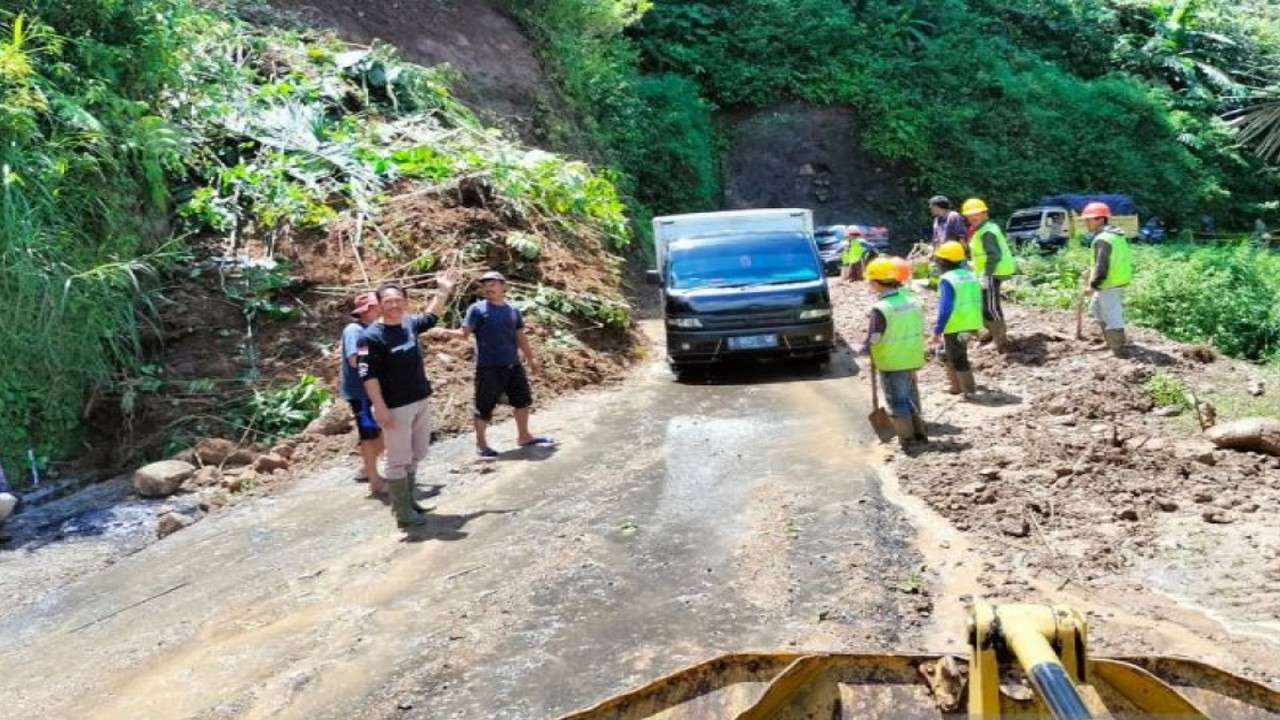 Jalan penghubung Bandung-Cianjur, Jawa Barat, tepatnya di Kecamatan Naringgul sudah dapat dilalui kendaraan setelah sempat tertutup selama 12 jam, Rabu (16/11/2022).(ANTARA/Ahmad Fikri). (Ahmad Fikri)