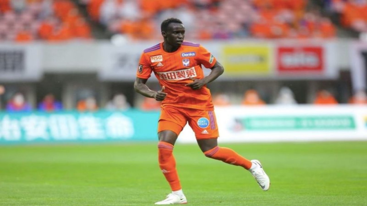 Pemain dari klub kasta kedua Liga Jepang Albirex Niigata Thomas Deng. Deng menjadi pemain Liga Jepang yang memperkuat negaranya yakni Australia pada Piala Dunia 2022. ANTARA/HO-J.League