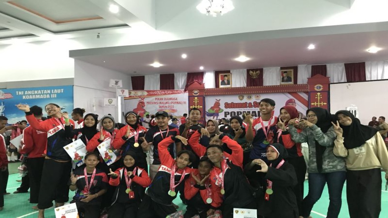 Atlet Kota Ambon meraih juara umum dari cabang olahraga pencak silat di ajang Popmal IV 2022, di GOR Leimena Lantamal Ambon, Senin. (ANTARA/Winda Herman)