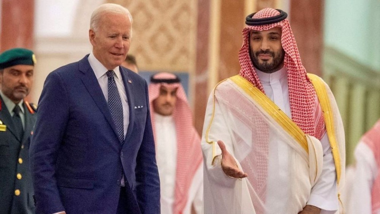 Putra Mahkota Arab Saudi Mohammed bin Salman menerima Presiden AS Joe Biden di Istana Al Salman setibanya di Jeddah, Arab Saudi, 15 Juli 2022. (Bandar Algaloud/Courtesy of Saudi Royal Court/Reuters)