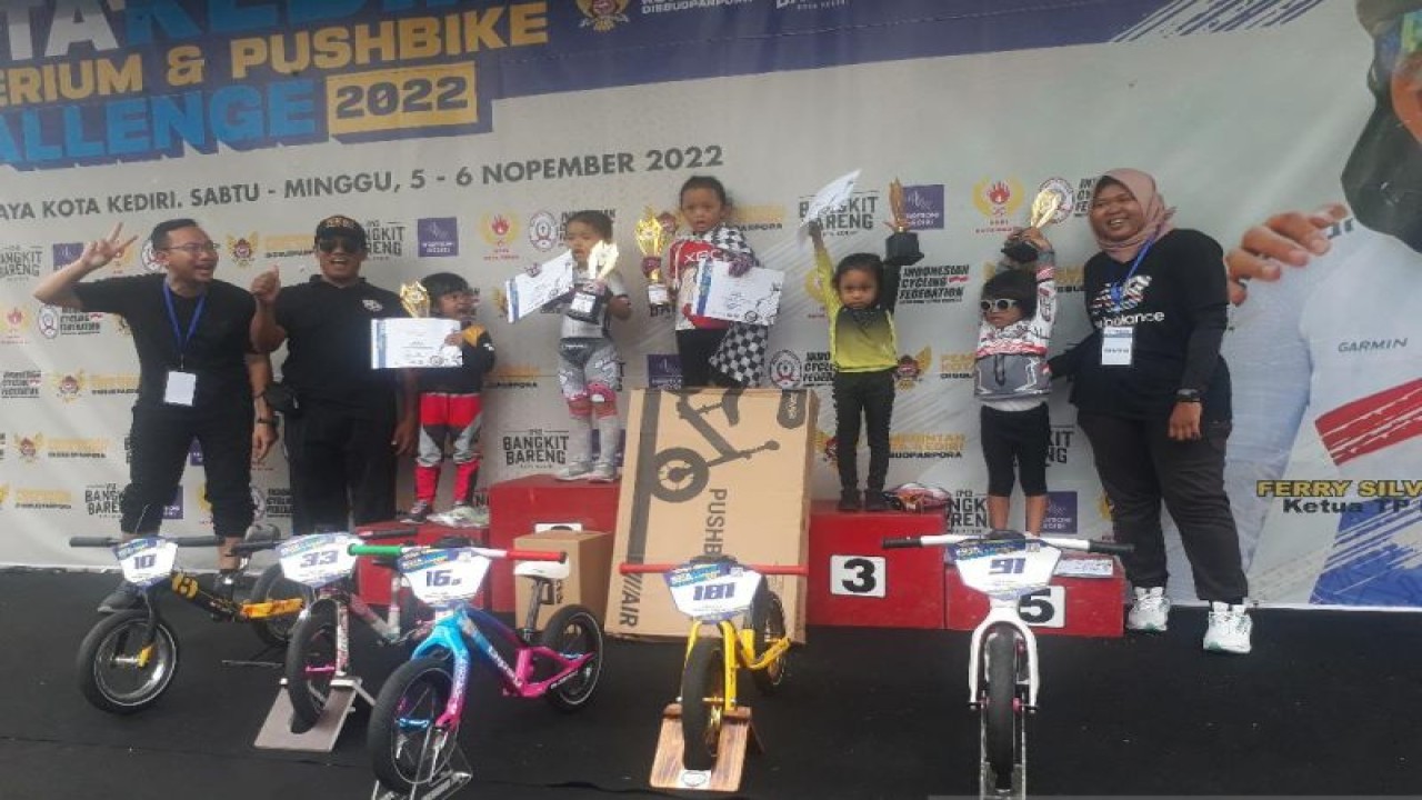 Anak-anak peserta Kota Kediri Pushbike Challenge 2022 saat menerima penghargaan karena meraih juara dalam kompetisi di GOR Jayabaya, Kota Kediri, Jawa Timur, Sabtu (5/11/2022). FOTO ANTARA/ Asmaul