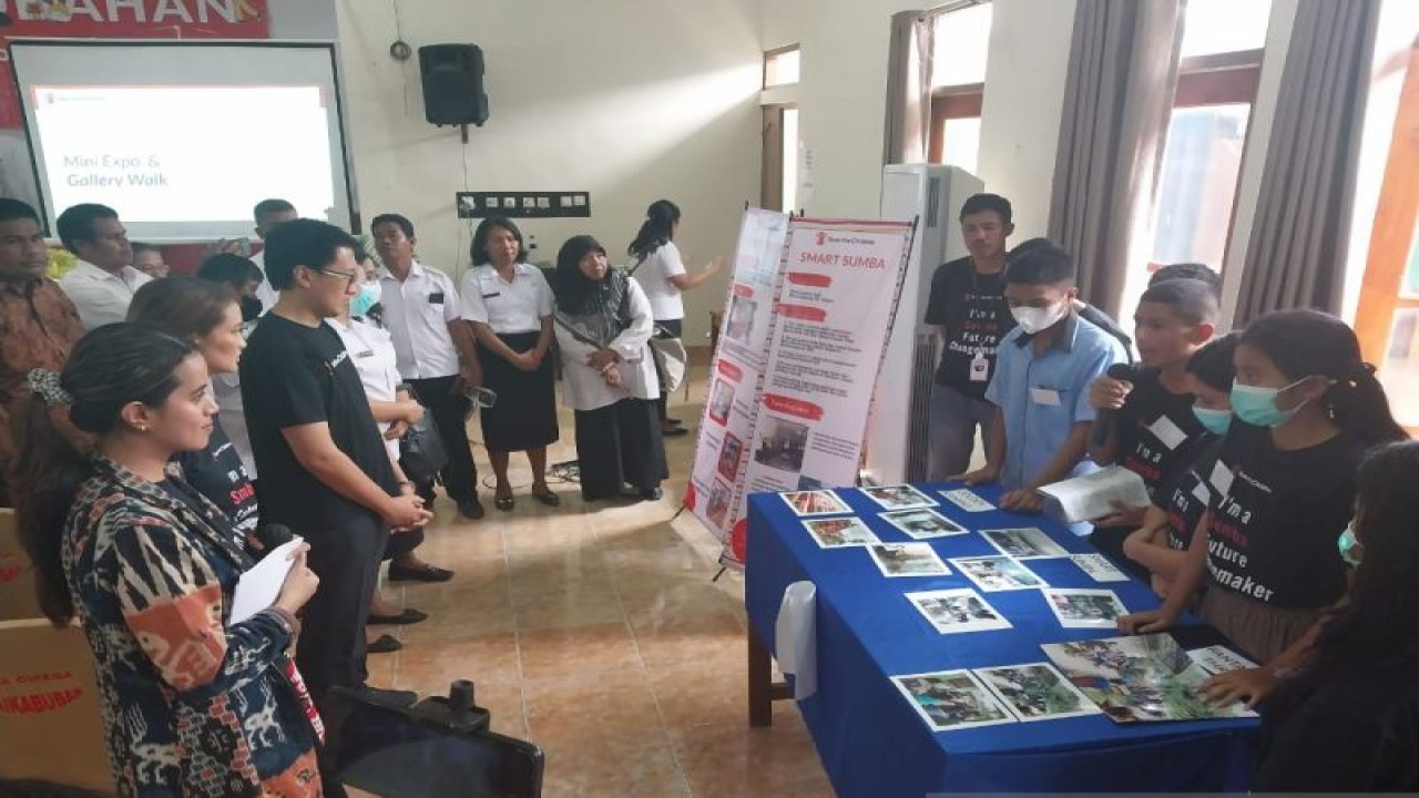 Sejumlah anak muda menjelaskan hasil aksi nyata mengatasi masalah lingkungan yang dipamerkan dalam bentuk foto-foto kepada pengunjung dalam kegiatan Pekan Raya Perubahan yang digelar Save The Childern di Waikabubak, ibu kota Kabupaten Sumba Barat, NTT, Rabu (23/11/2022). (ANTARA/Aloysius Lewokeda)