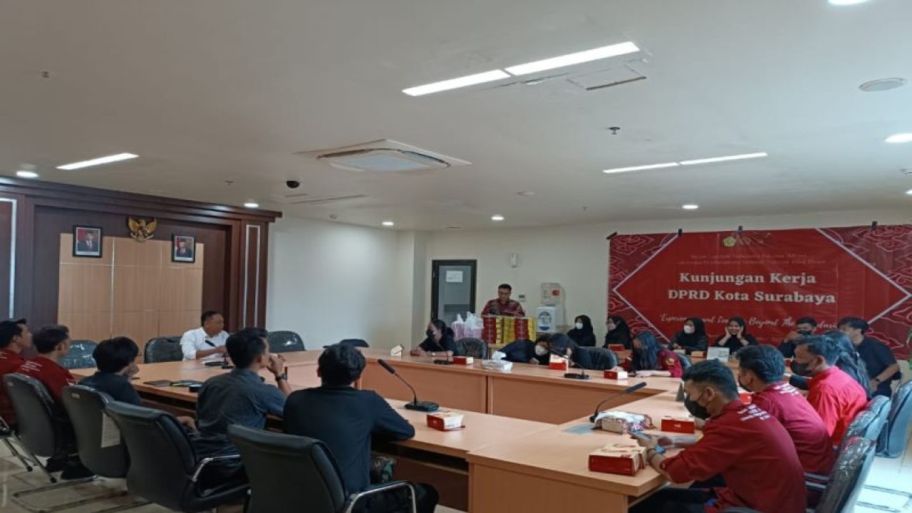 Wakil Ketua Komisi B DPRD Surabaya Anas Karno menerima kunjungan puluhan mahasiswa Fakultas Hukum (FH) Universitas Pembangunan Nasional (UPN) Veteran Jawa Timur di gedung DPRD Kota Surabaya, Jumat (25/11/2022). (FOTO ANTARA/HO-DPRD Surabaya)