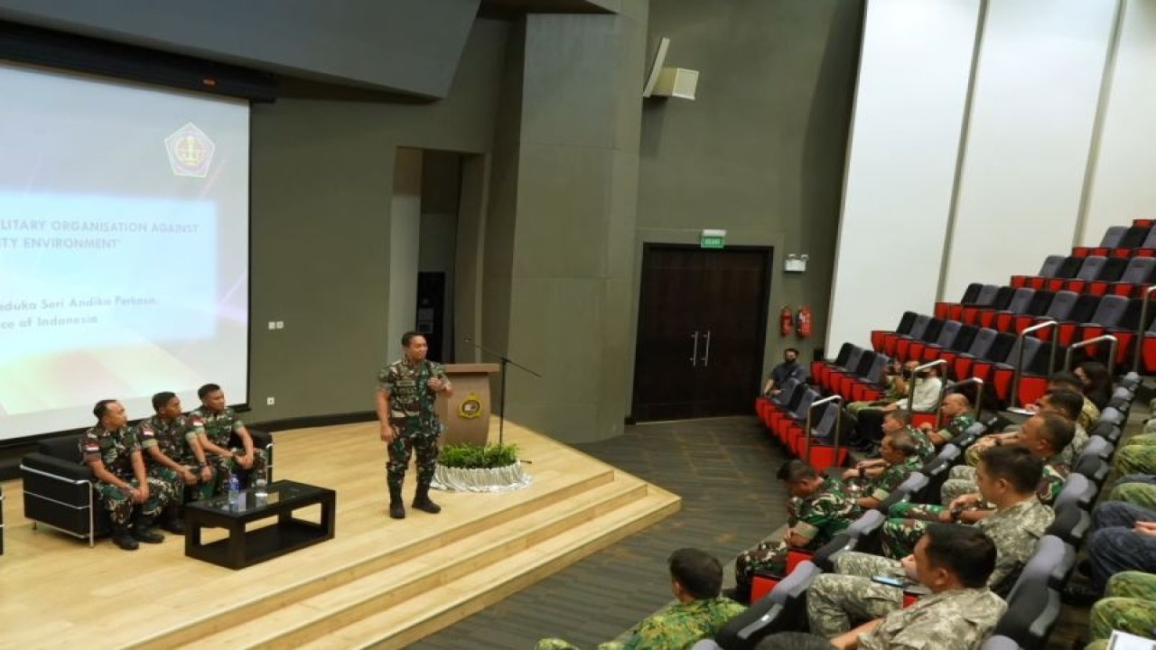 Panglima TNI Jenderal TNI Andika Perkasa membagikan pengalamannya selama 35 tahun mengabdi di militer ke para perwira yang ikut pendidikan program Command and Staff Course. (ANTARA/Boyke Ledy Watra)
