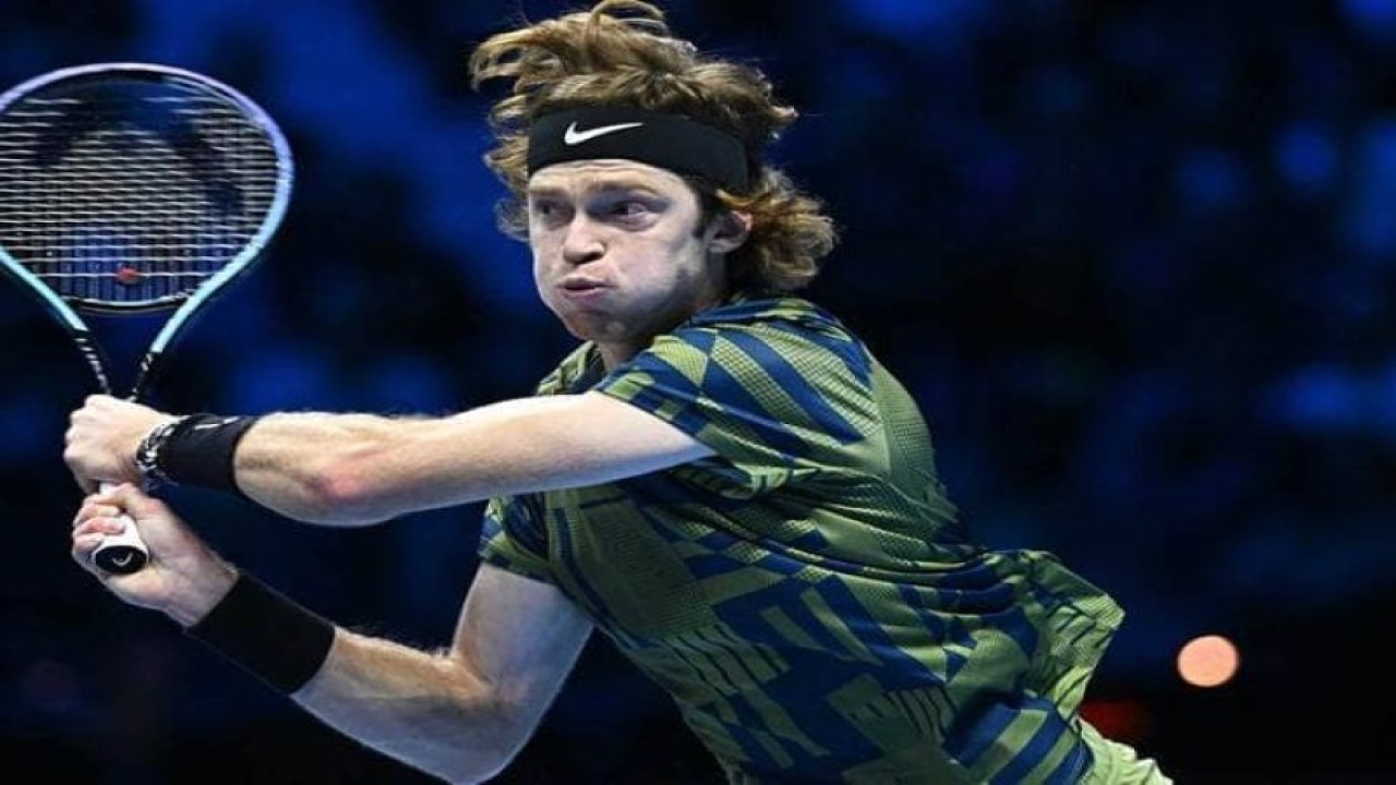 Andrey Rublev beraksi dalam pertandingan melawan Stefanos Tsitsipas pada babak penyisihan grup ATP Finals di Turin, Jumat (18/11/2022). (ANTARA/ATP Tour/Corinne Dubreuil)