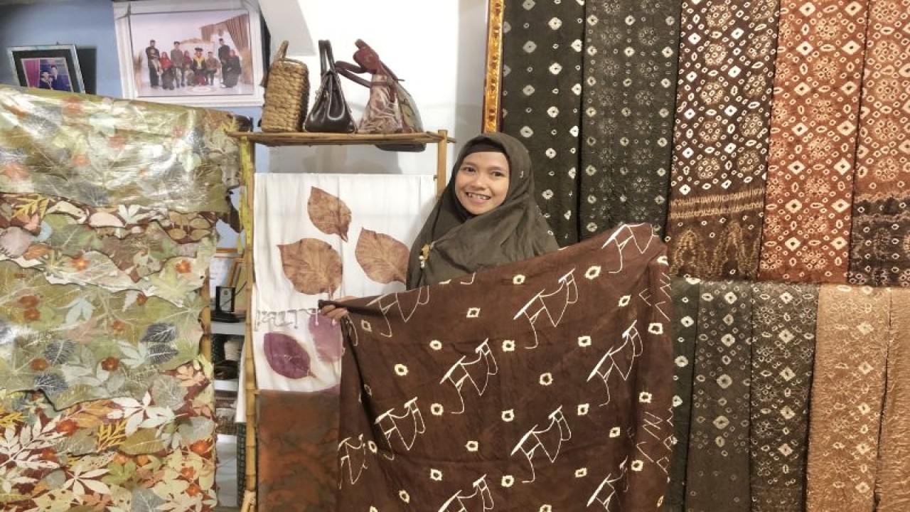 Pemilik Galery Wong Kito Anggita Fitrillia Putri Pratama saat ditemui di Palembang, Sumatera Selatan. (ANTARA/ Sella Panduarsa Gareta)