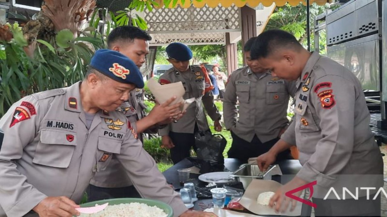 Anggota Brimob Polri membungkus nasi untuk dibagikan kepada korban bencana gempa bumi di Kabupaten Cianjur, Jawa Barat, Rabu (23/11/2022). (ANTARA/Laily Rahmawaty)