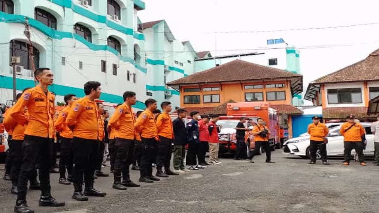 Sejumlah anggota BPBD Kabupaten Tasikmalaya bersiap untuk diberangkatkan ke lokasi terdampak gempa Cianjur, Jabar, Selasa (22/11/2022). (ANTARA/HO-BPBD Kabupaten Tasikmalaya)