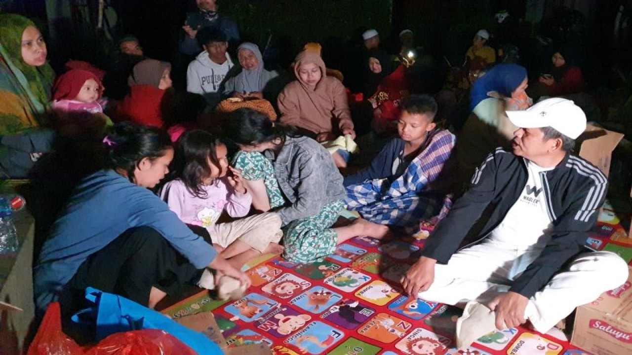 Anggota DPR RI Dedi Mulyadi saat mengunjungi korban gempa di Kabupaten Cianjur, Jabar, Selasa (23/11/2022) dini hari. (FOTO ANTARA/Dok Dedi Mulyadi)