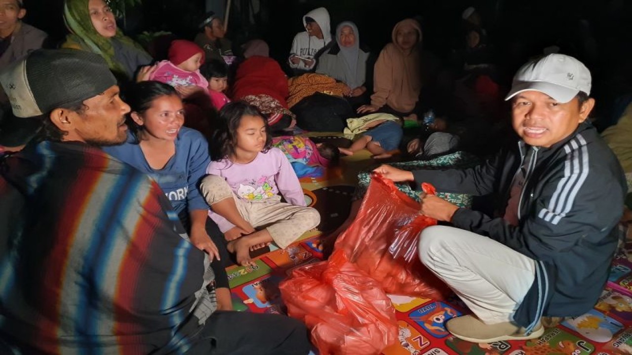 Anggota DPR RI Dedi Mulyadi saat meninjau lokasi terpencil daerah terdampak gempa di Cianjur. (ANTARA/HO/Dok Dedi Mulyadi)