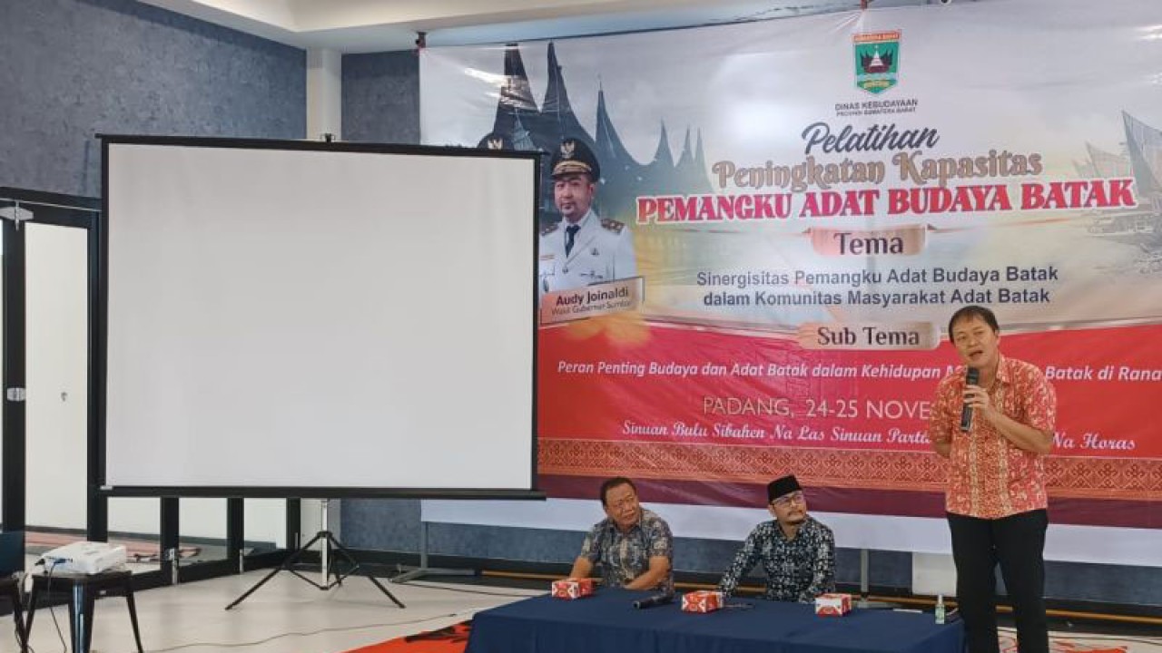 Anggota DPRD Sumbar Albert Indra Lukman mengapresiasi Pemprov Sumbar yang memberikan ruang untuk pengembangan budaya etnis minoritas. (ANTARA/Miko Elfisha)