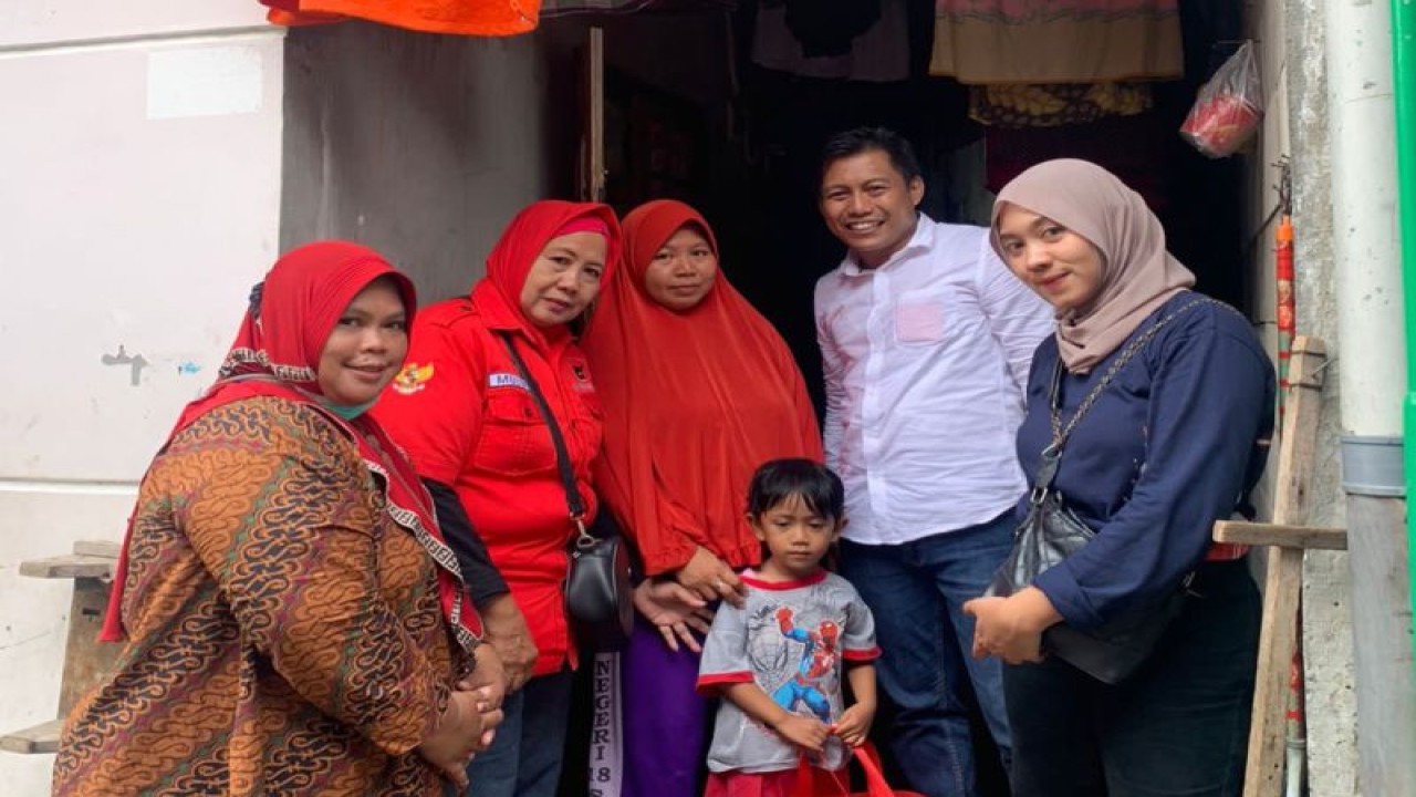 Anggota Komisi C DPRD Surabaya Abdul Ghoni memberikan santunan kepada anak stunting di Kecamatan Bulak, Surabaya, Jatim, Senin (21/11/2022) (FOTO ANTARA/HO-DPRD Surabaya)