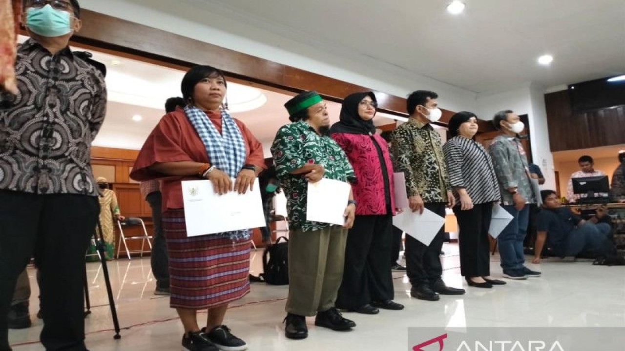 Anggota Komisi Nasional Hak Asasi Manusia (Komnas HAM) periode 2022-2027 saat kegiatan sertijab di Jakarta, Jumat (11-11-2022). ANTARA/Muhammad Zulfikar