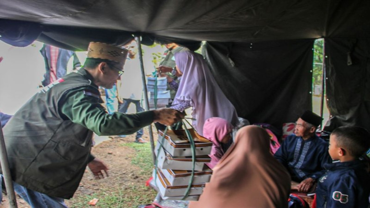 Anggota LAZISNU saat membagikan makanan kepada warga terdampak gempa di Cianjur, Jawa Barat, Rabu (23/11/2022). (ANTARA/HO-PBNU)