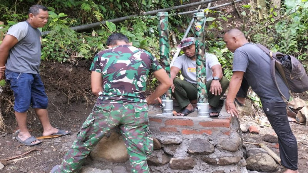 Anggota TNI Kodim 1620 Lombok Tengah, Nusa Tenggara Barat saat membuat ponpa hidram di wilayah Kecamatan Batukliang. (ANTARA/Humas Kodim 1620 Lombok Tengah)