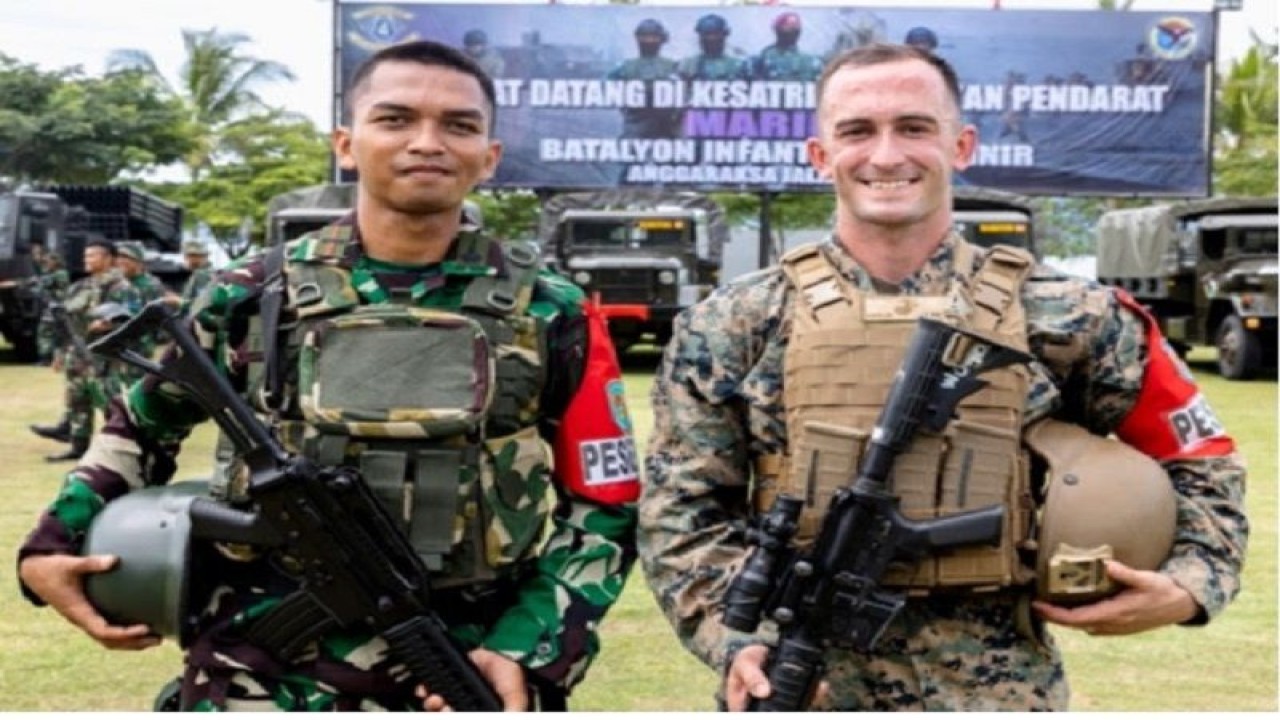 Komandan pleton Yonif ke-7 Brigade Marinir ke-4 Korps Marinir Indonesia Letnan Satu Ketut Kosala (kiri) berfoto bersama Letnan Satu Patrick Nazeck (kanan) dari Korps Marinir Amerika Serikat usai upacara pembukaan latihan bersama Keris Marine Exercise (MAREX) 2022 di Lampung. (ANTARA/HO-Kedubes AS di Jakarta)