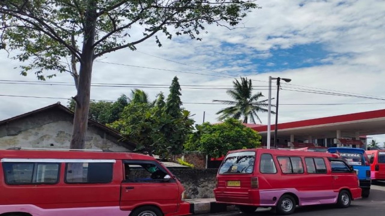 Angkutan kota di Kabupaten Cianjur, Provinsi Jawa Barat, mendapat subsidi bahan bakar minyak dari pemerintah daerah. (ANTARA/Ahmad Fikri)
