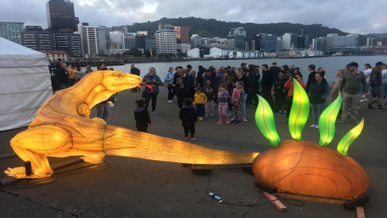 Anjungan Indonesia menampilkan lampu hias berbentuk komodo dalam pameran budaya Wellington Lantern Festival di Selandia Baru yang berlangsung pada 18-19 November 2022. (ANTARA/HO-KBRI Wellington)