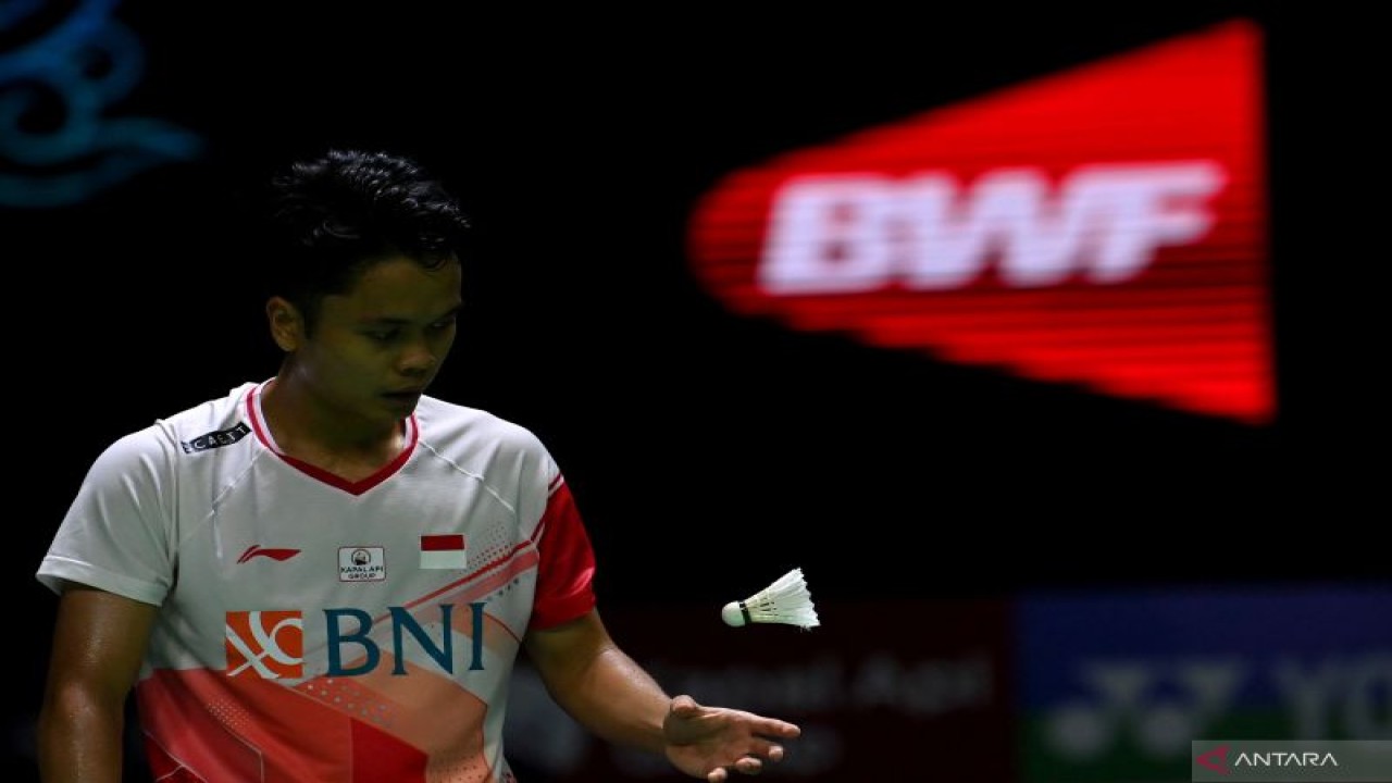 Pebulu tangkis tunggal putra Indonesia Anthony Sinisuka Ginting bersiap melakukan servis. (ANTARA FOTO/SIGID KURNIAWAN)