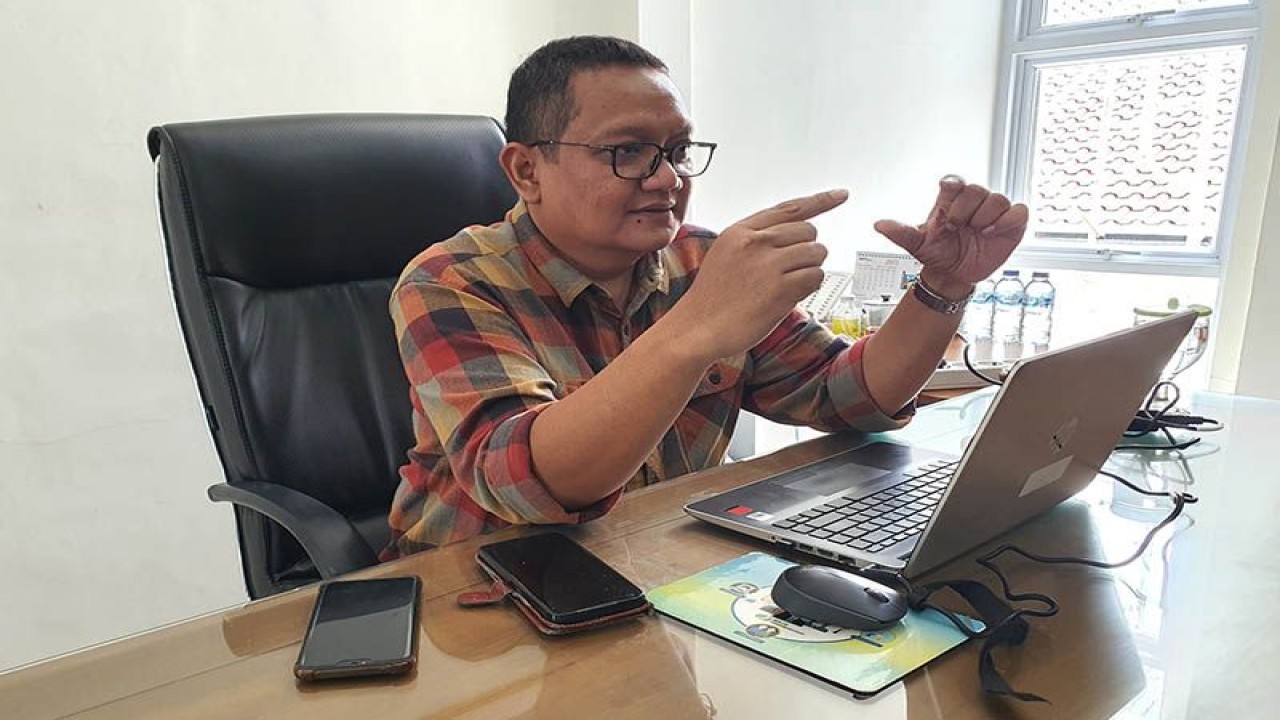 Kepala BPJAMSOSTEK Cabang Purwokerto Antony Sugiarto memberi keterangan pers di Kantor BPJAMSOSTEK Cabang Purwokerto, Jumat (18/11/2022), terkait dengan program jaminan sosial ketenagakerjaan bagi pekerja sektor informal. ANTARA/HO-BPJAMSOSTEK Cabang Purwokerto