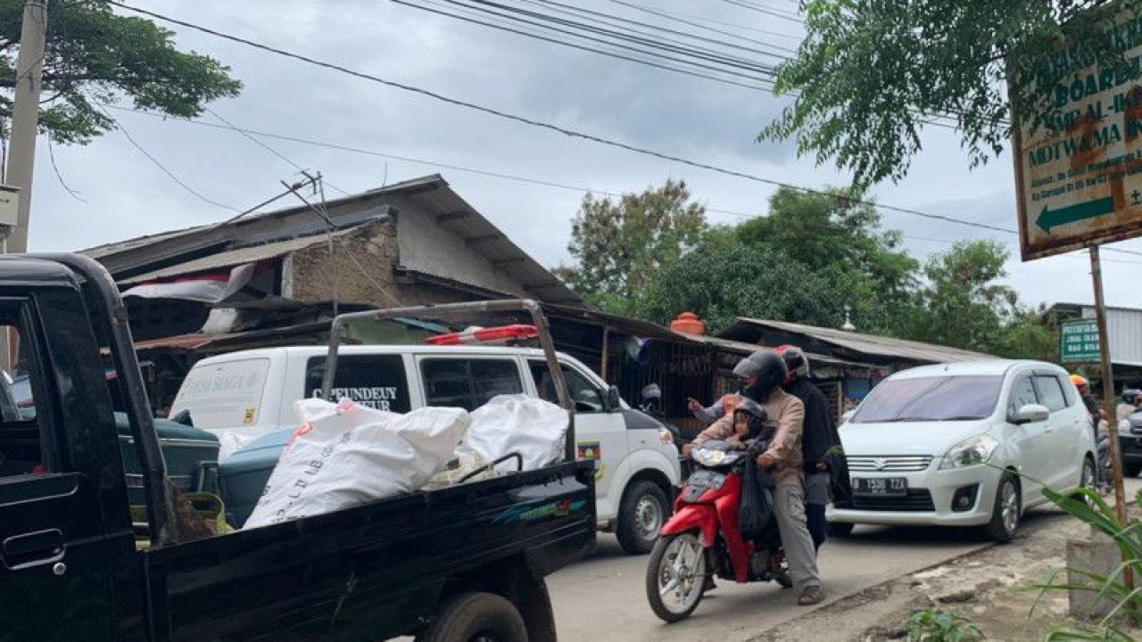 Antrean panjang kendaraan menuju lokasi bencana alam di Jalan Raya Nagrak, Kabupaten Cianjur, Jawa Barat, Senin (28/11/2022) membuat penanganan cepat petugas gabungan dan surelawan terhambat. (FOTO ANTARA/Ahmad Fikri)