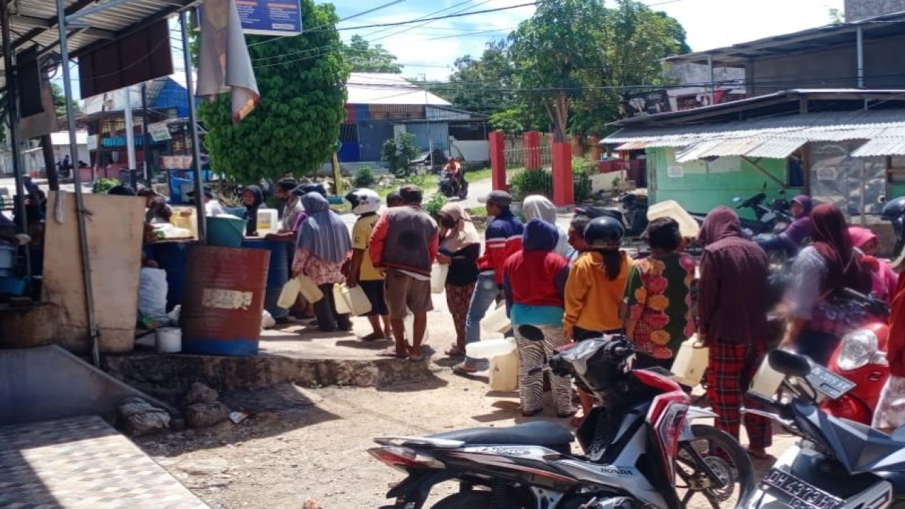 Antrean pembelian minyak tanah di salah satu pangkalan di Kota Kupang, Kamis (24/11). ANTARA/Kornelis Kaha