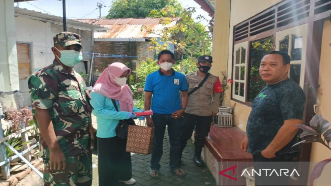 Aparat dan Nakes saat melakukan tarcking pasien kasus COVID-19 di Kabupaten Sumbawa, Nusa Tenggara Barat, Senin (21/11/2022) (ANTARA/Humas Polda NTB)