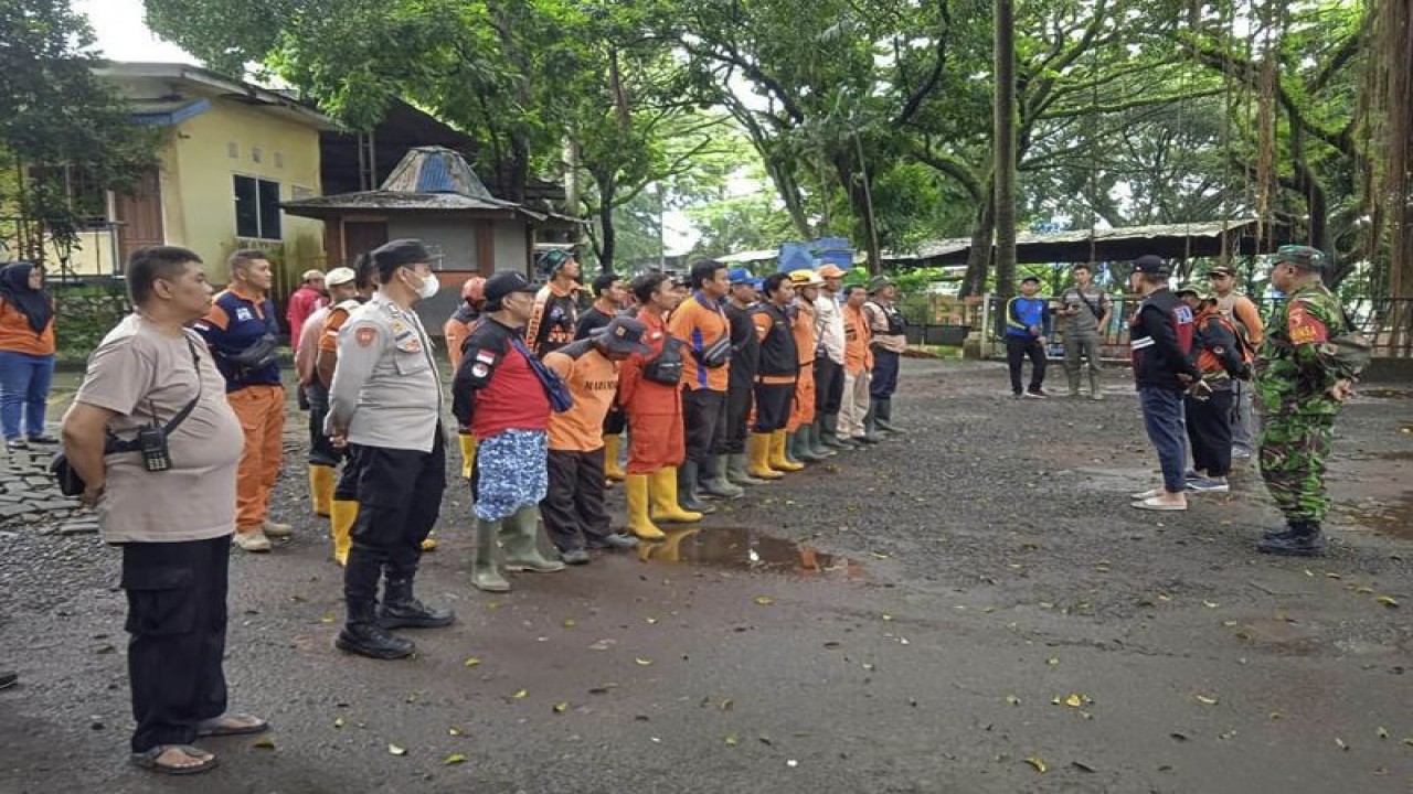 Apel persiapan pencarian korban terseret arus Sungai Brantas, di Kota Malang, Jawa Timur, Sabtu (19/11/2022). (ANTARA/HO-Polsek Klojen Polresta Malang Kota)