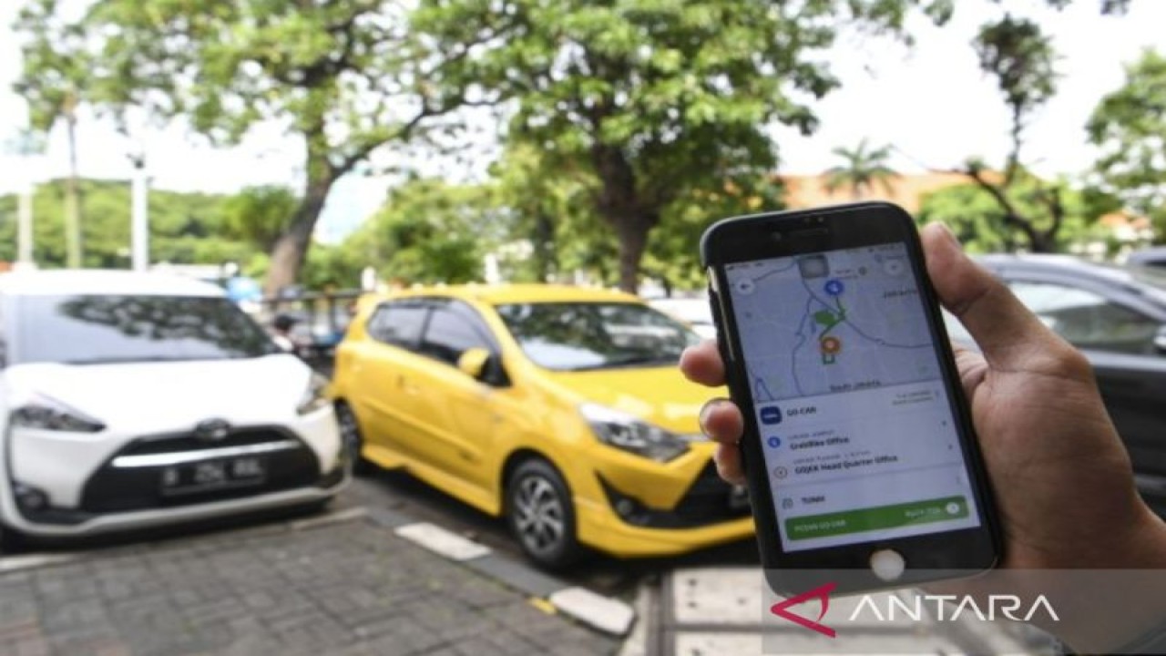 Ilustrasi -  Warga menggunakan aplikasi untuk memesan taksi berbasis dalam jaringan (online) di Jakarta. ANTARA FOTO/Hafidz Mubarak.