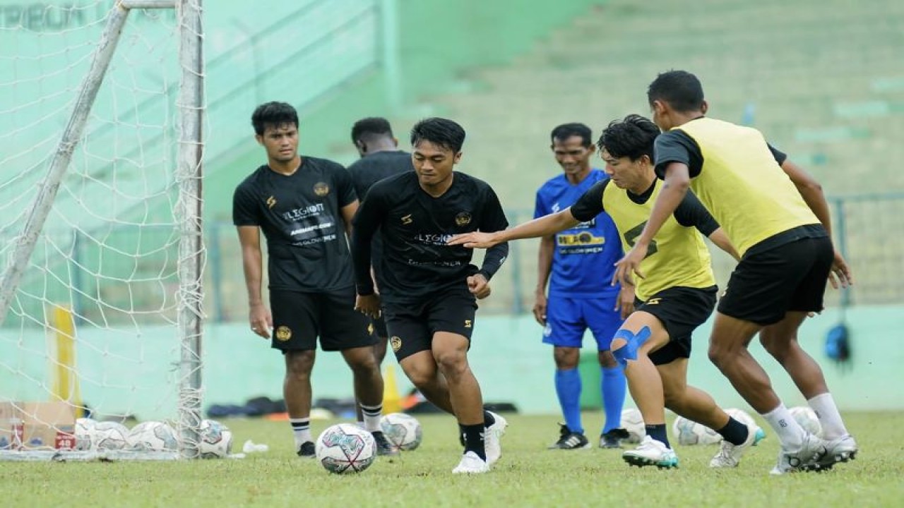 Foto arsip. Sejumlah pemain Arema FC pada saat melakukan sesi latihan di Stadion Gajayana, Kota Malang, Jawa Timur. (ANTARA/HO-MO Arema FC)