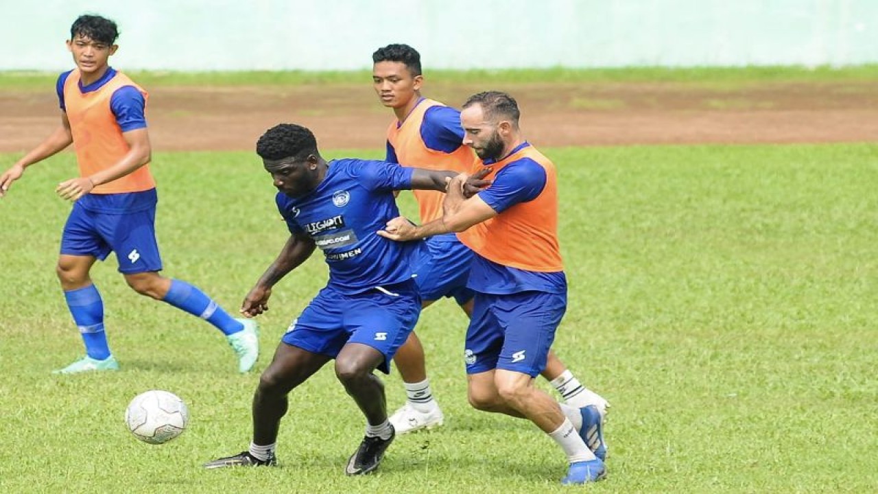Sejumlah pemain Arema FC pada saat menjalani sesi latihan di Stadion Gajayana, Kota Malang, Jawa Timur, Selasa (29/11/2022). (ANTARA/HO-MO Arema FC)