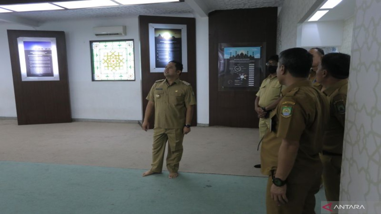Wali Kota Arief (kiri) saat meninjau Galeri Al Azhom di Masjid Raya Al Azhom Kota Tangerang, Banten, bersama sejumlah pejabat dan meminta agar konten diperbarui setiap tiga bulan, Selasa.