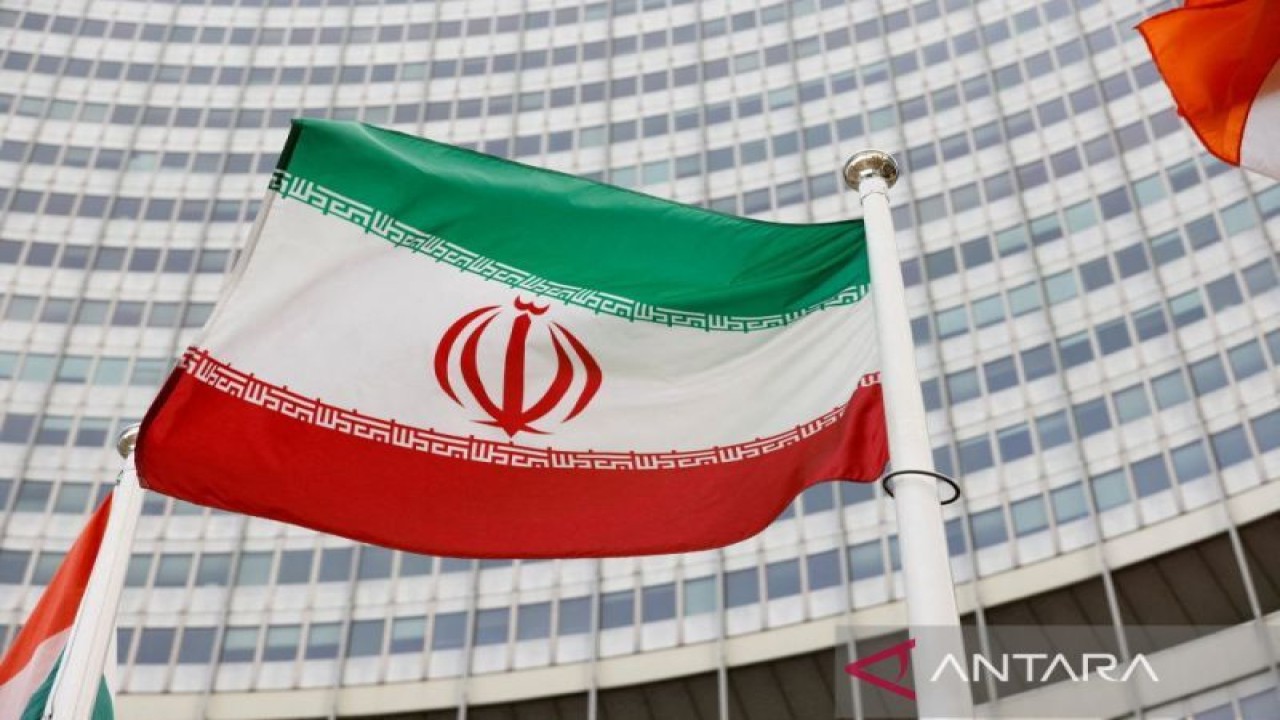 Arsip - Bendera Iran terlihat di depan markas Badan Energi Atom Internasional (IAEA) di Wina, Austria, 23 Mei 2021. (ANTARA/Reuters/Leonhard Foeger/as)