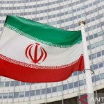 Arsip - Bendera Iran terlihat di depan markas Badan Energi Atom Internasional (IAEA) di Wina, Austria, 23 Mei 2021. (ANTARA/Reuters/Leonhard Foeger/as)-1669021903