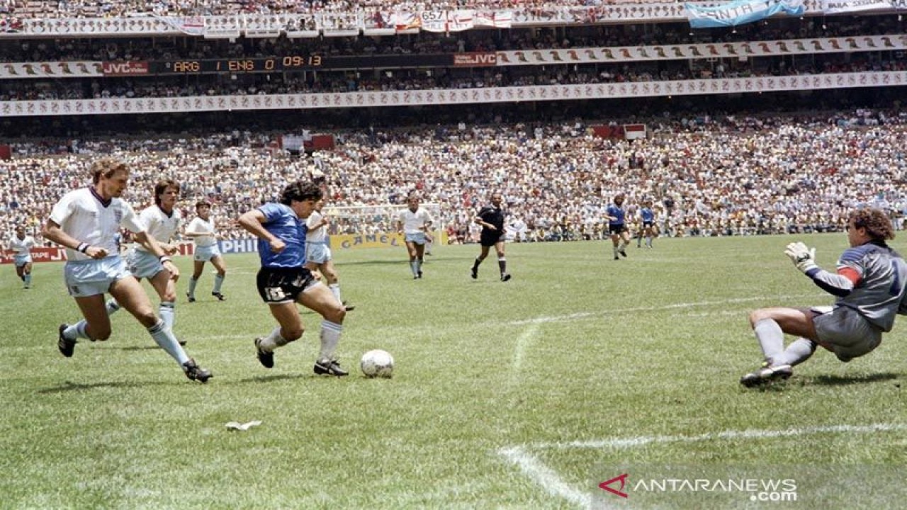 Arsip - Diego Armando Maradona mengecoh bek Inggris Terry Butcher saat menggiring bola yang kemudian melewati hadangan kiper Peter Shilton ketika menciptakan gol kedua ke gawang Inggris dalam pertandingan Piala Dunia 1986 di Mexico City pada 22 Juni 1986 yang Argentina menang 2-1 dan salah satu gol lainnya dicetak Maradona yang kemudian dikenal dengan gol tangan Tuhan. ANTARA/AFP/STAFF/aa.