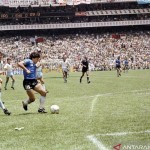 Arsip - Diego Armando Maradona mengecoh bek Inggris Terry Butcher-1668652479