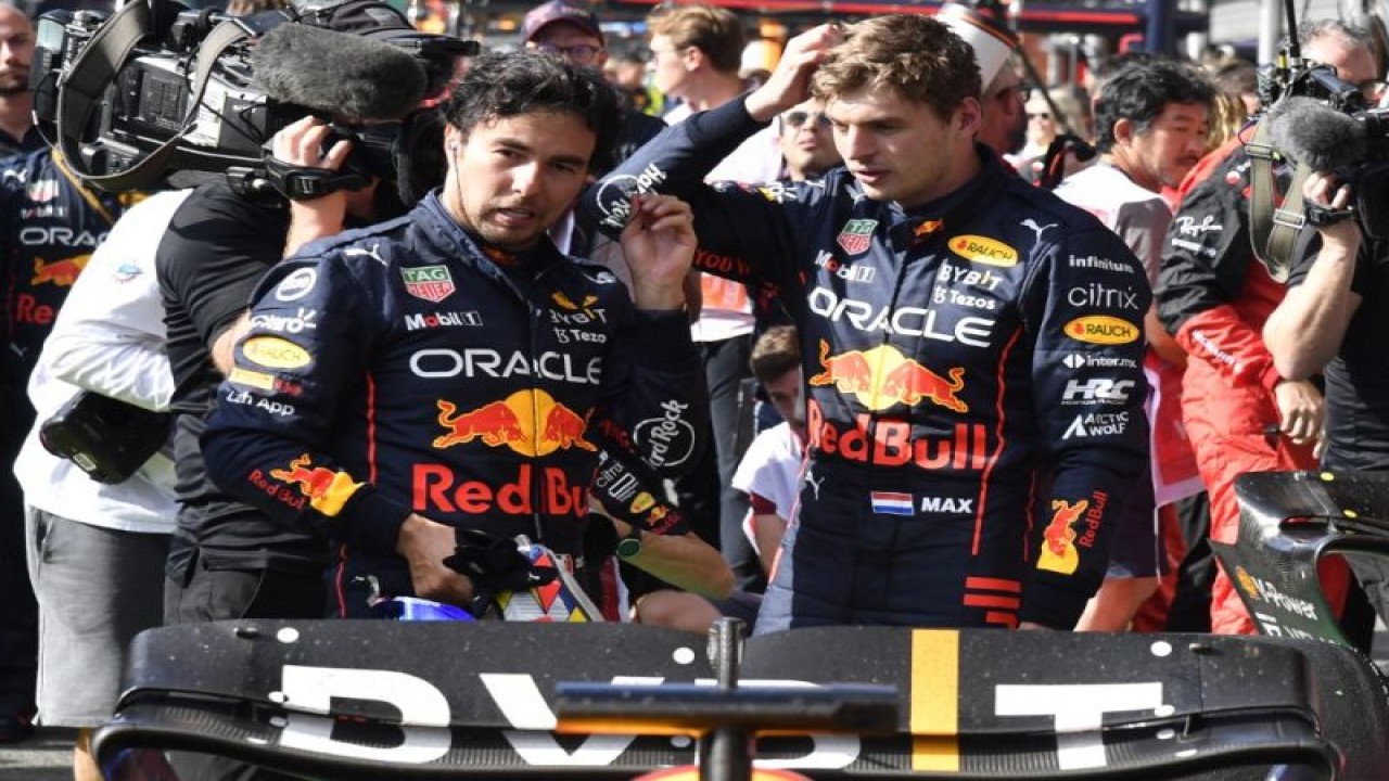 Arsip - Duet pebalap Red Bull Sergio Perez dan Max Verstappen di Grand Prix Belgia, Spa-Francorchamps. (28/8/2022) (AFP/GEERT VANDEN WIJNGAERT)