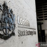 Arsip foto - Pejalan kaki meninggalkan dan memasuki Bursa Efek London di London, Inggris. ANTARA/REUTERS/Neil Hall/pri.-1668566222